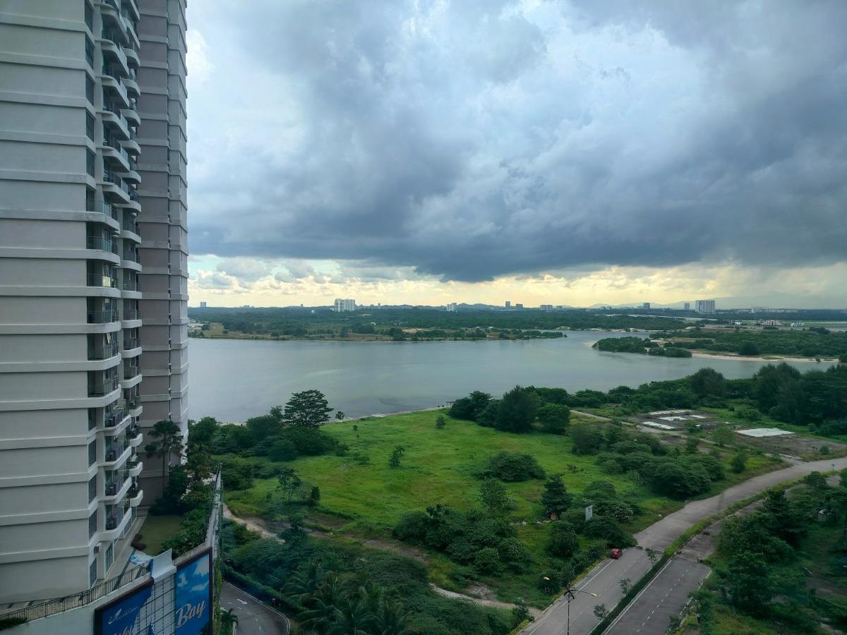 Dangabay Seaview 4pax With Netflix Wifi * Johor Bahru